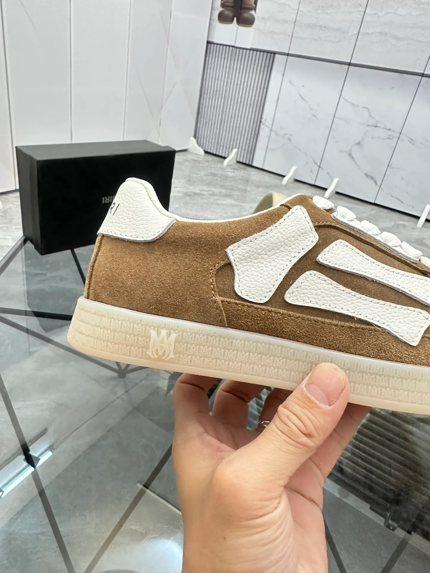 Men's shoes: 💰P420¥ Product trademark: AMIRI* "Amir*" low-top casual shoes Regular size: 38-45 (can be customized to 46) Product material: imported nubuck leather upper, breathable lining, original outsole. Number: 001